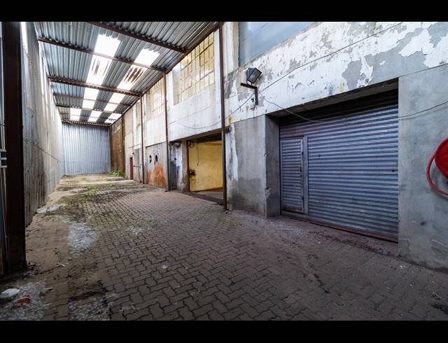 2,000M² WAREHOUSE FOR SALE IN VILLAGE MAIN